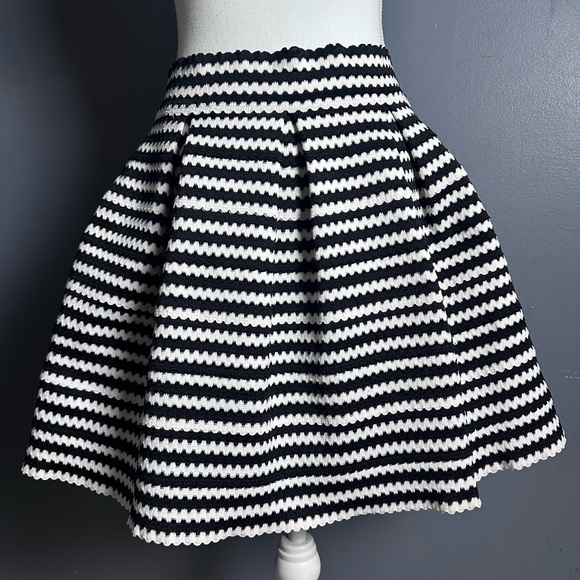 Express Box Pleated Structured skirt size Small - Picture 3 of 6